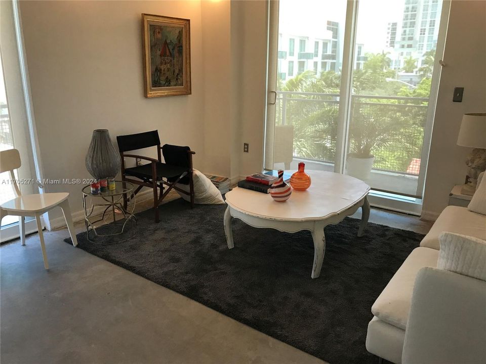 For Sale: $385,000 (1 beds, 1 baths, 822 Square Feet)