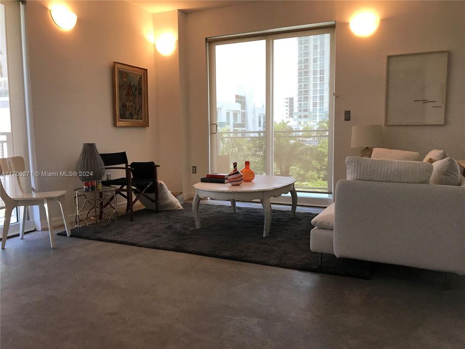 For Sale: $385,000 (1 beds, 1 baths, 822 Square Feet)