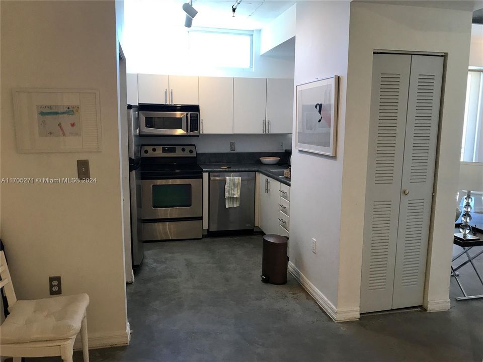 For Sale: $385,000 (1 beds, 1 baths, 822 Square Feet)