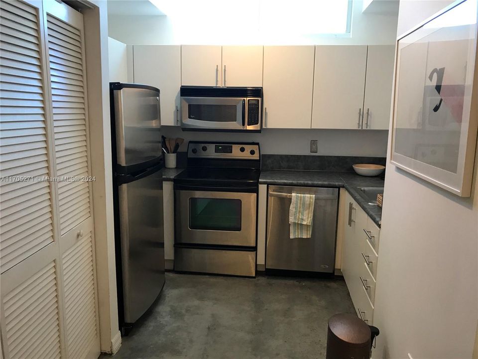 For Sale: $385,000 (1 beds, 1 baths, 822 Square Feet)