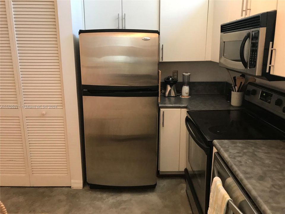 For Sale: $385,000 (1 beds, 1 baths, 822 Square Feet)