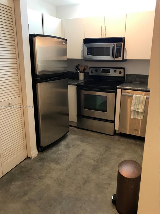 For Sale: $385,000 (1 beds, 1 baths, 822 Square Feet)