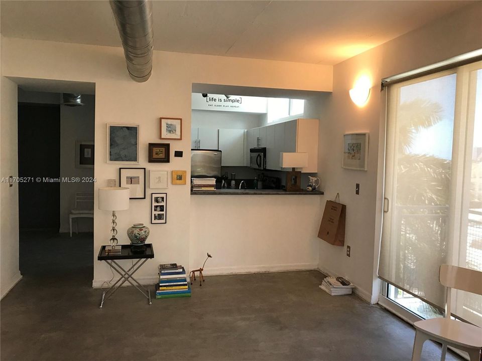 For Sale: $385,000 (1 beds, 1 baths, 822 Square Feet)