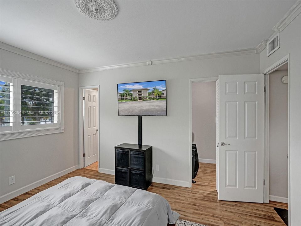 For Sale: $235,500 (2 beds, 2 baths, 961 Square Feet)