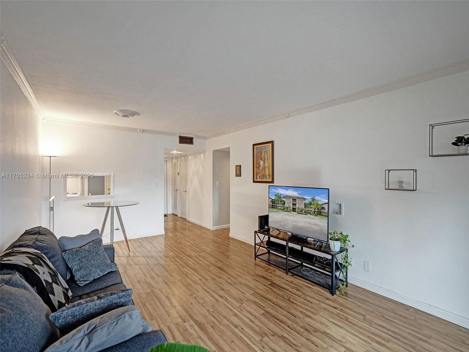 For Sale: $235,500 (2 beds, 2 baths, 961 Square Feet)