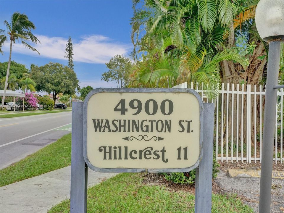 For Sale: $235,500 (2 beds, 2 baths, 961 Square Feet)