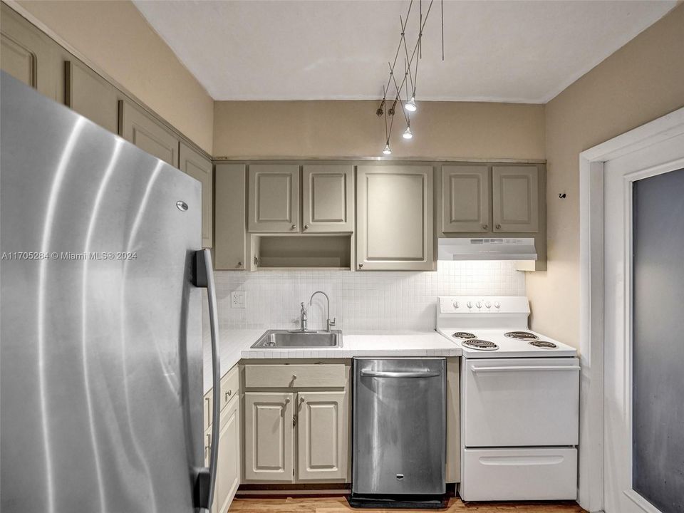 For Sale: $235,500 (2 beds, 2 baths, 961 Square Feet)