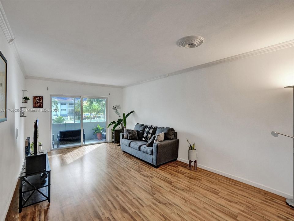 For Sale: $235,500 (2 beds, 2 baths, 961 Square Feet)