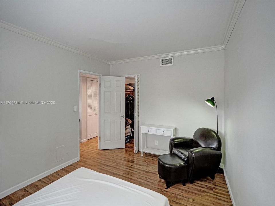 For Sale: $235,500 (2 beds, 2 baths, 961 Square Feet)