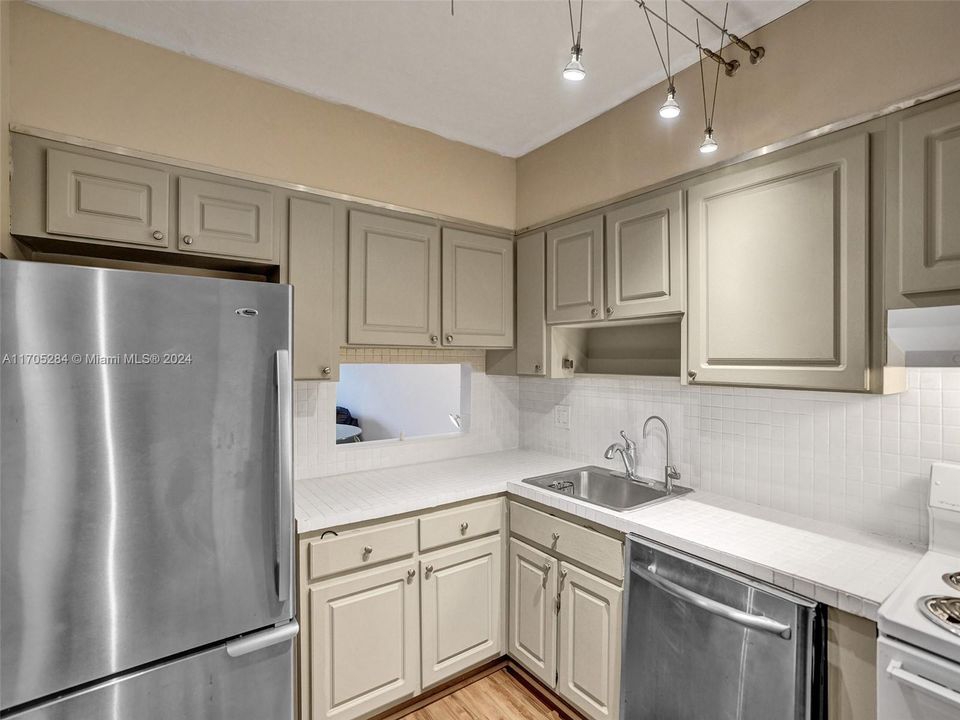 For Sale: $235,500 (2 beds, 2 baths, 961 Square Feet)