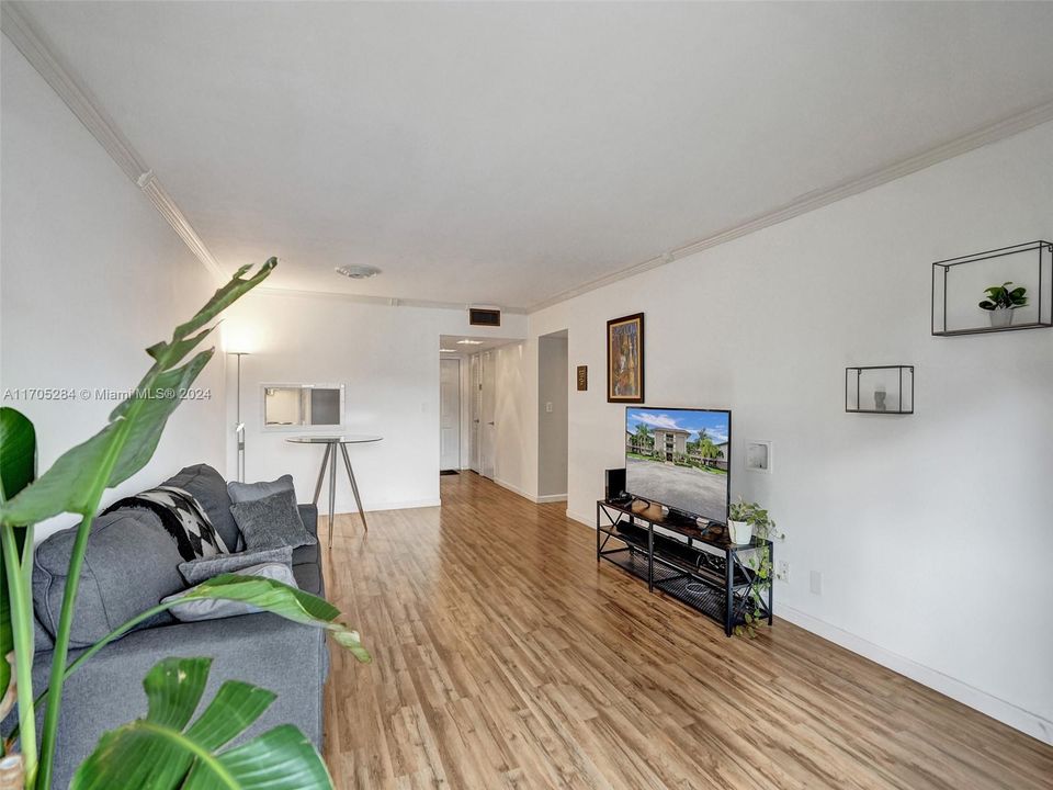 For Sale: $235,500 (2 beds, 2 baths, 961 Square Feet)