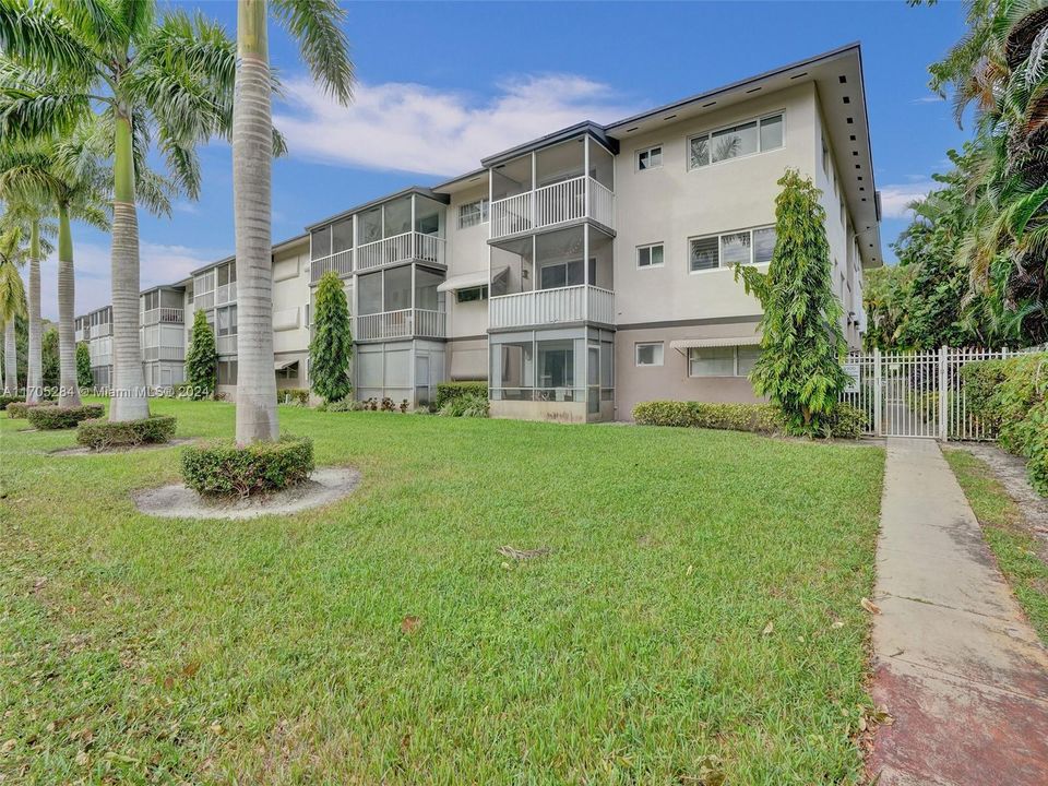 For Sale: $235,500 (2 beds, 2 baths, 961 Square Feet)