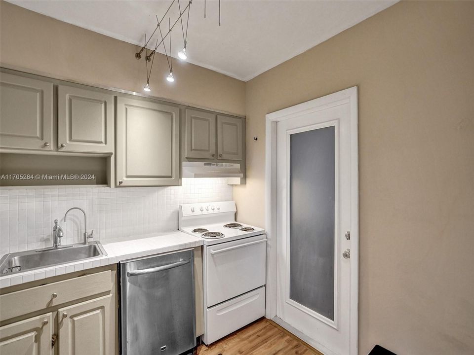 For Sale: $235,500 (2 beds, 2 baths, 961 Square Feet)