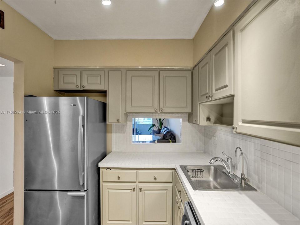 For Sale: $235,500 (2 beds, 2 baths, 961 Square Feet)