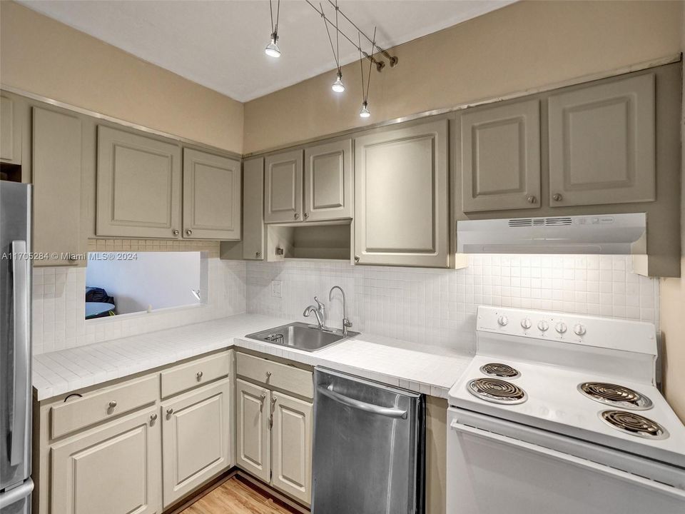 For Sale: $235,500 (2 beds, 2 baths, 961 Square Feet)