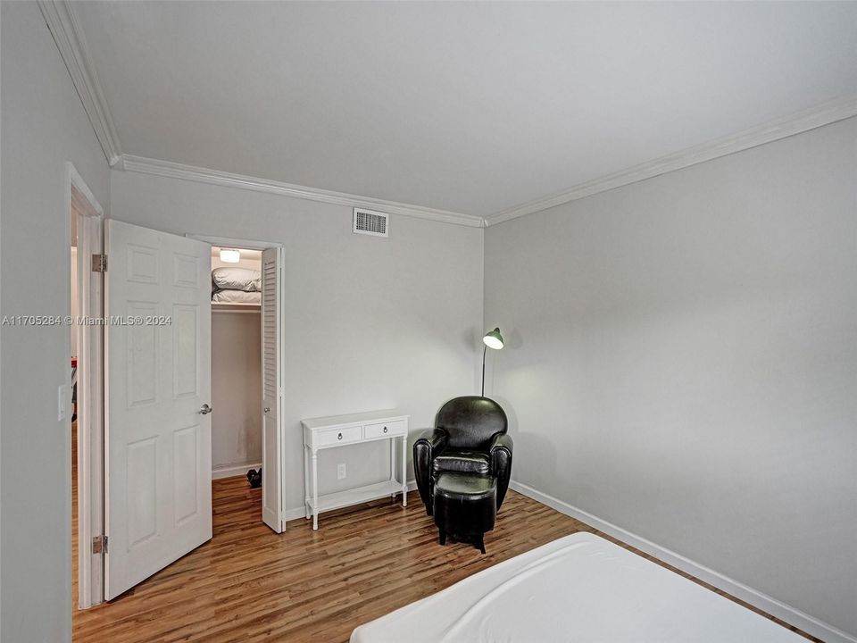 For Sale: $235,500 (2 beds, 2 baths, 961 Square Feet)