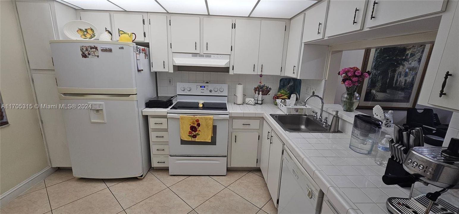 For Sale: $155,500 (1 beds, 1 baths, 773 Square Feet)