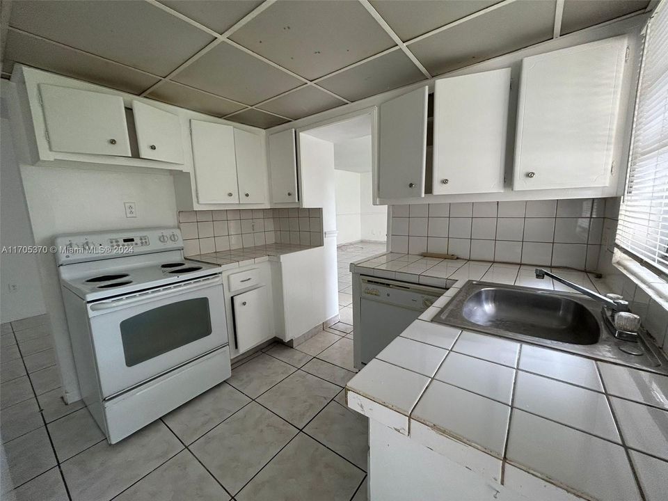 На продажу: $228,000 (2 спален, 2 ванн, 1271 Квадратных фут)