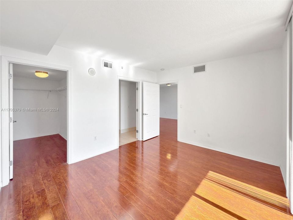 For Sale: $379,000 (1 beds, 1 baths, 710 Square Feet)