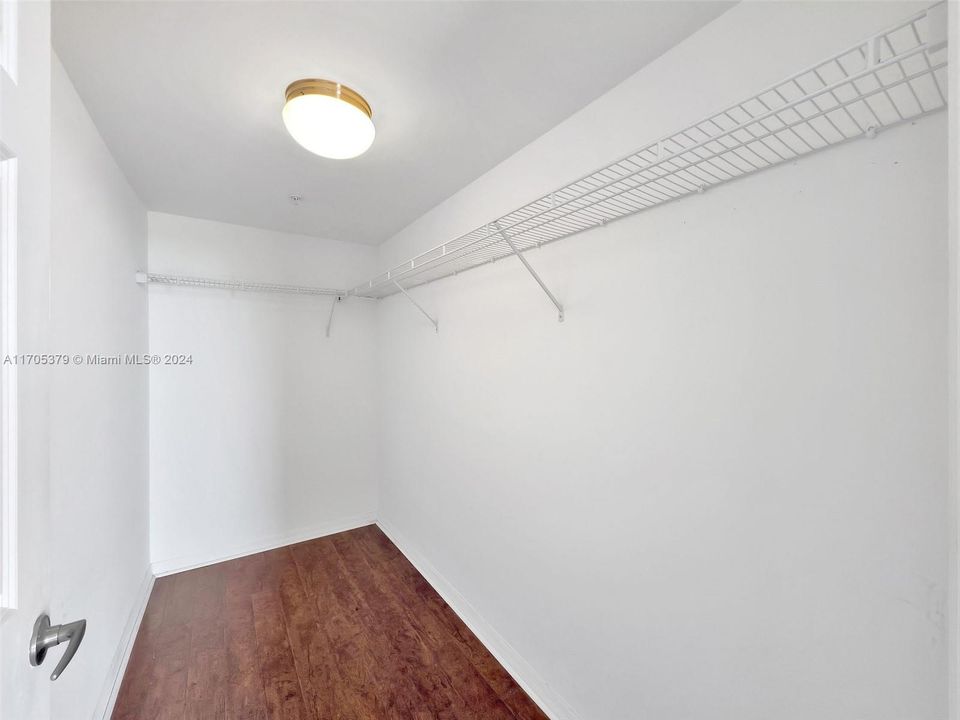 For Sale: $379,000 (1 beds, 1 baths, 710 Square Feet)