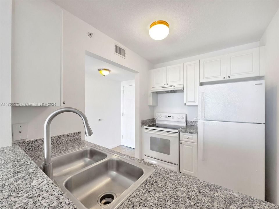 For Sale: $379,000 (1 beds, 1 baths, 710 Square Feet)