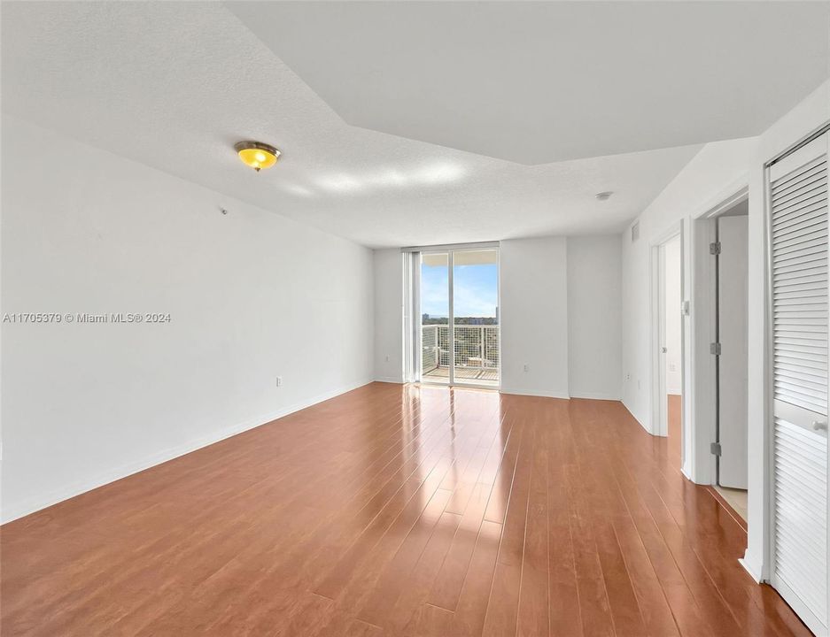 For Sale: $379,000 (1 beds, 1 baths, 710 Square Feet)