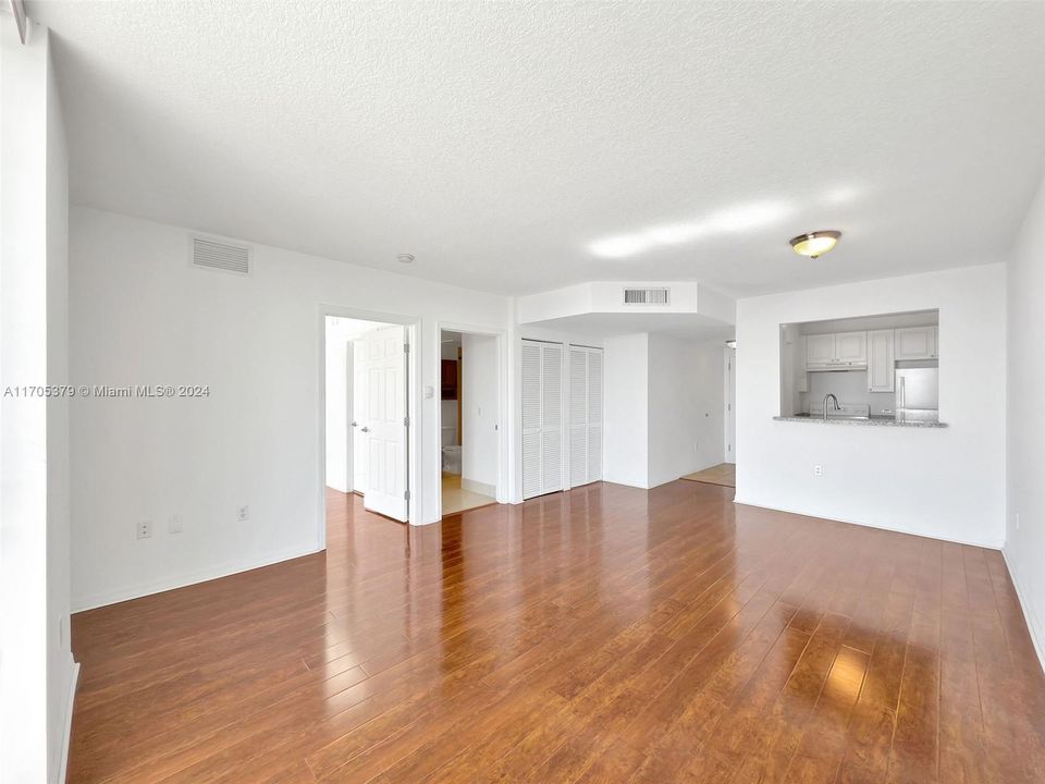 For Sale: $379,000 (1 beds, 1 baths, 710 Square Feet)