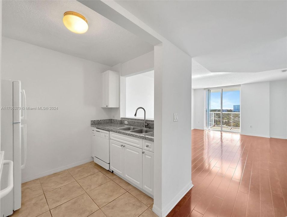 For Sale: $379,000 (1 beds, 1 baths, 710 Square Feet)