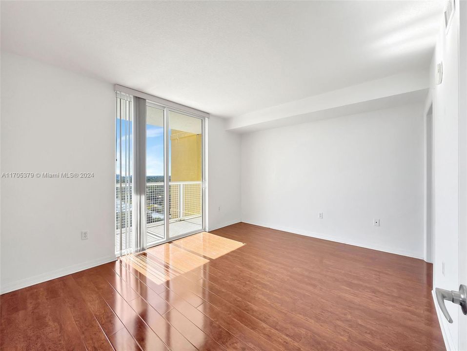 For Sale: $379,000 (1 beds, 1 baths, 710 Square Feet)