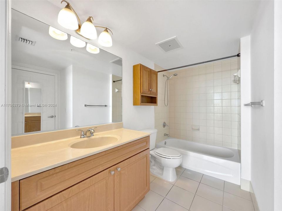 For Sale: $379,000 (1 beds, 1 baths, 710 Square Feet)