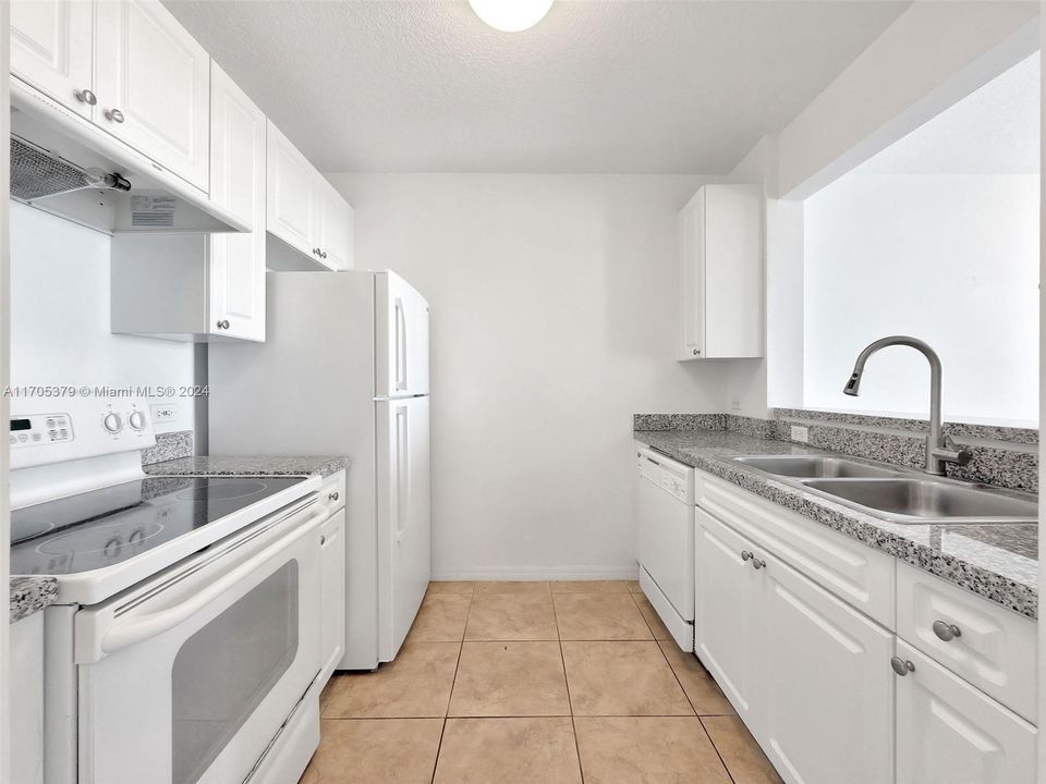 For Sale: $379,000 (1 beds, 1 baths, 710 Square Feet)