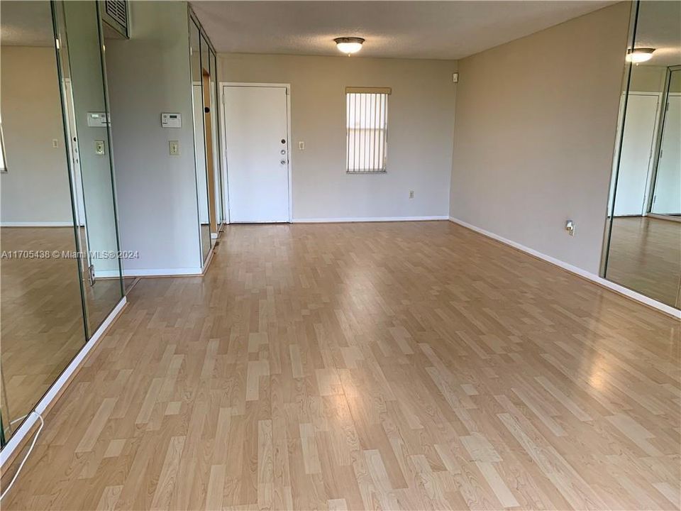 For Rent: $1,500 (1 beds, 1 baths, 810 Square Feet)