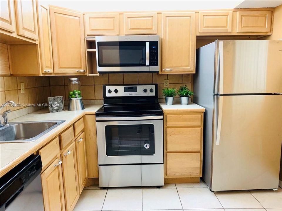 For Rent: $1,500 (1 beds, 1 baths, 810 Square Feet)