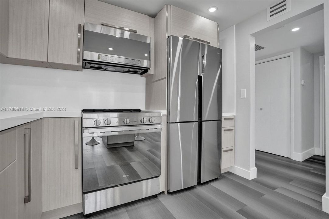 For Sale: $349,000 (1 beds, 1 baths, 828 Square Feet)