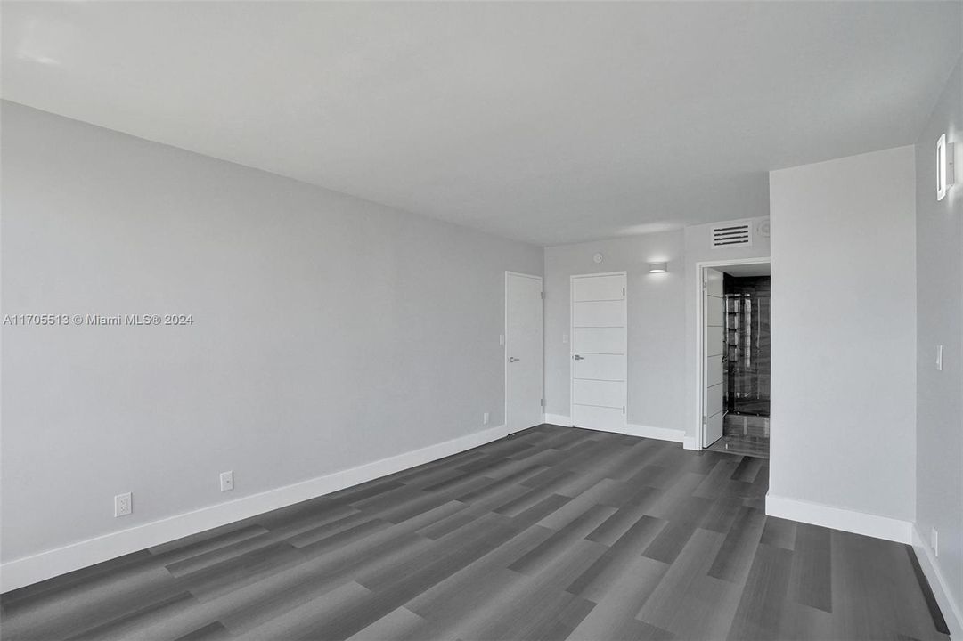 For Sale: $349,000 (1 beds, 1 baths, 828 Square Feet)