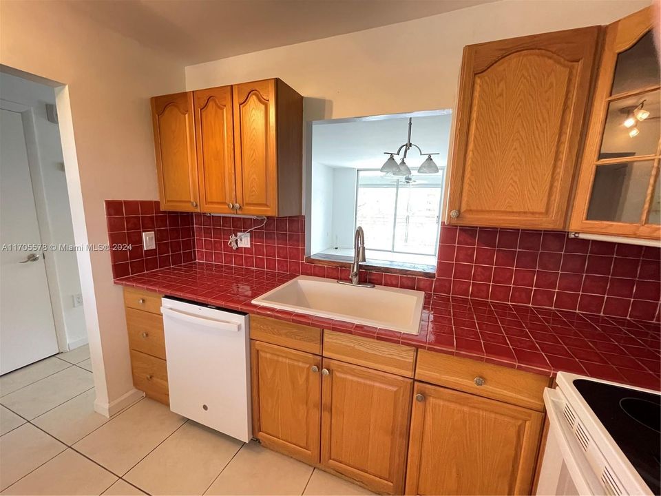 For Sale: $219,000 (1 beds, 1 baths, 812 Square Feet)