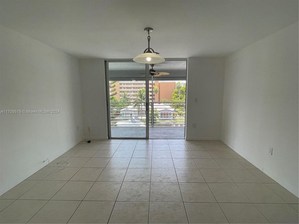 For Sale: $219,000 (1 beds, 1 baths, 812 Square Feet)