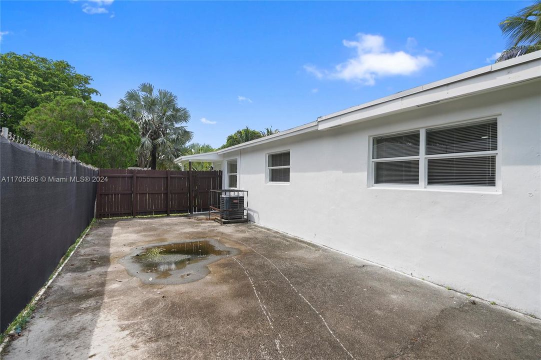 For Sale: $360,000 (3 beds, 1 baths, 826 Square Feet)