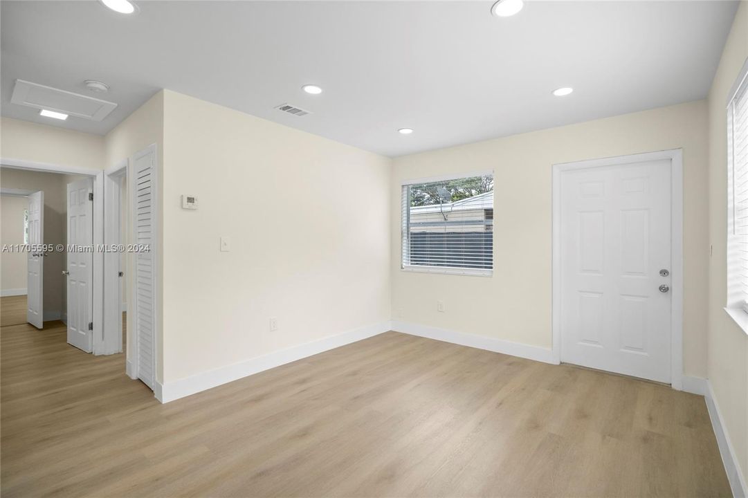 For Sale: $360,000 (3 beds, 1 baths, 826 Square Feet)