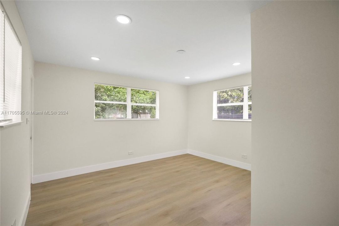 For Sale: $360,000 (3 beds, 1 baths, 826 Square Feet)