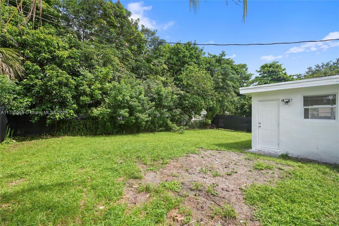 For Sale: $360,000 (3 beds, 1 baths, 826 Square Feet)