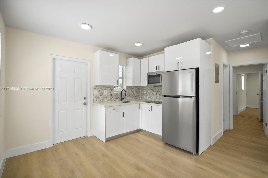 For Sale: $360,000 (3 beds, 1 baths, 826 Square Feet)