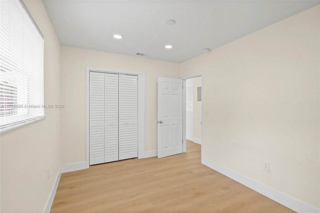 For Sale: $360,000 (3 beds, 1 baths, 826 Square Feet)