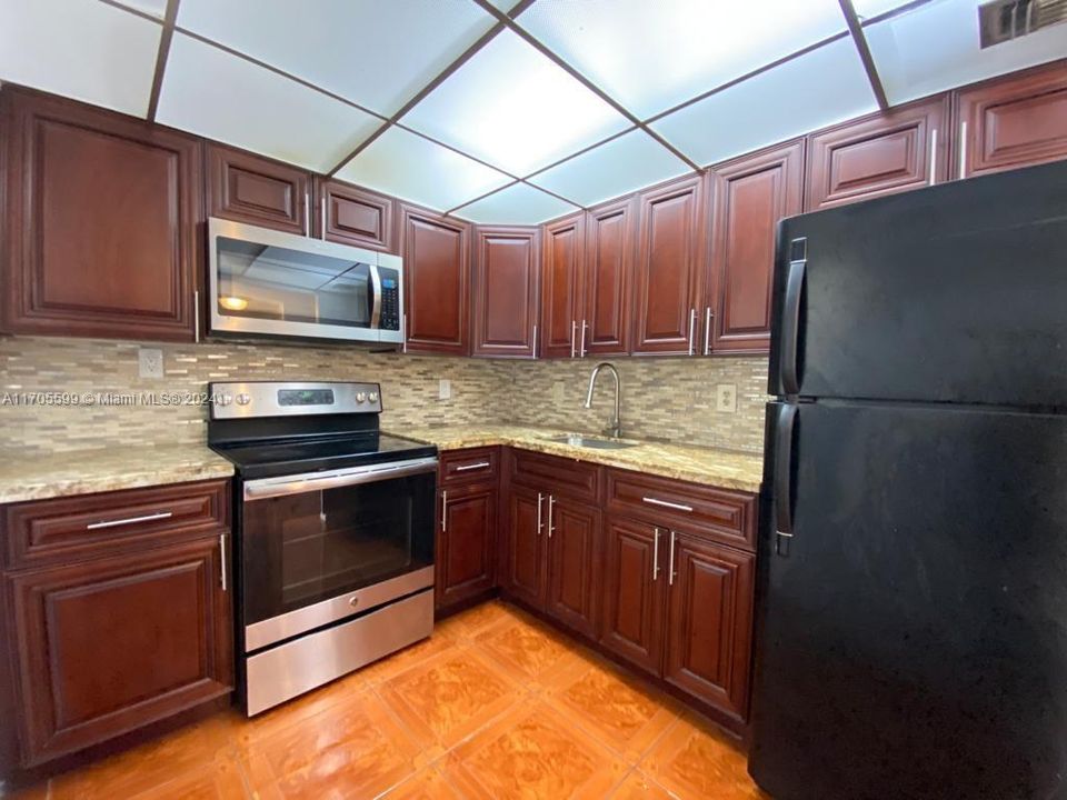 For Sale: $165,000 (1 beds, 1 baths, 840 Square Feet)