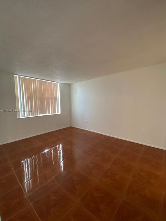 For Sale: $165,000 (1 beds, 1 baths, 840 Square Feet)