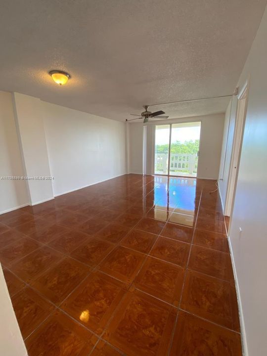 For Sale: $165,000 (1 beds, 1 baths, 840 Square Feet)