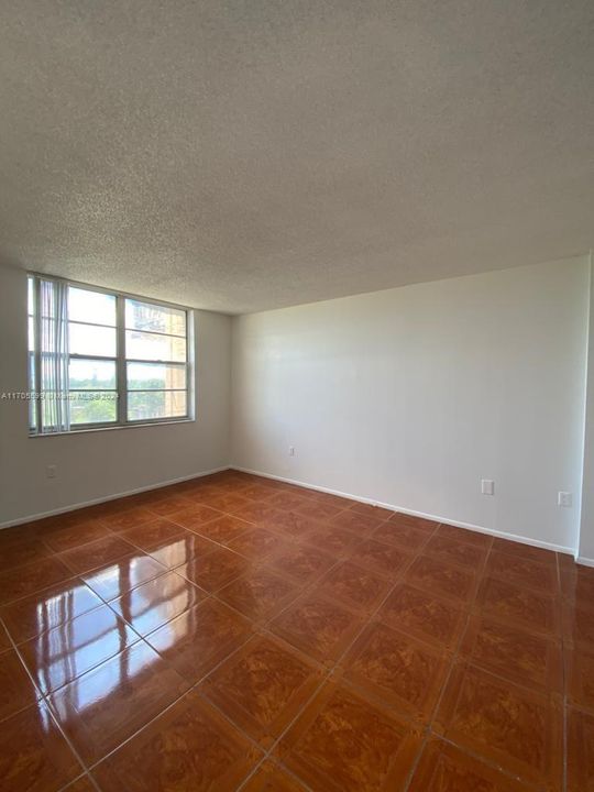 For Sale: $165,000 (1 beds, 1 baths, 840 Square Feet)