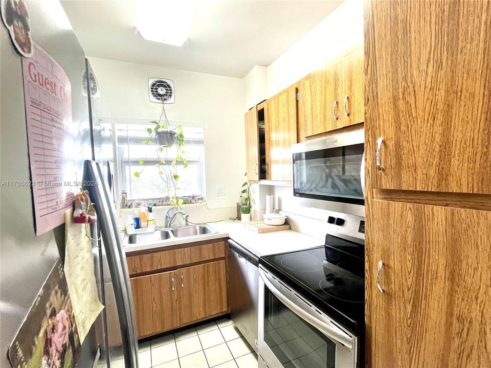 For Sale: $430,000 (1 beds, 1 baths, 790 Square Feet)