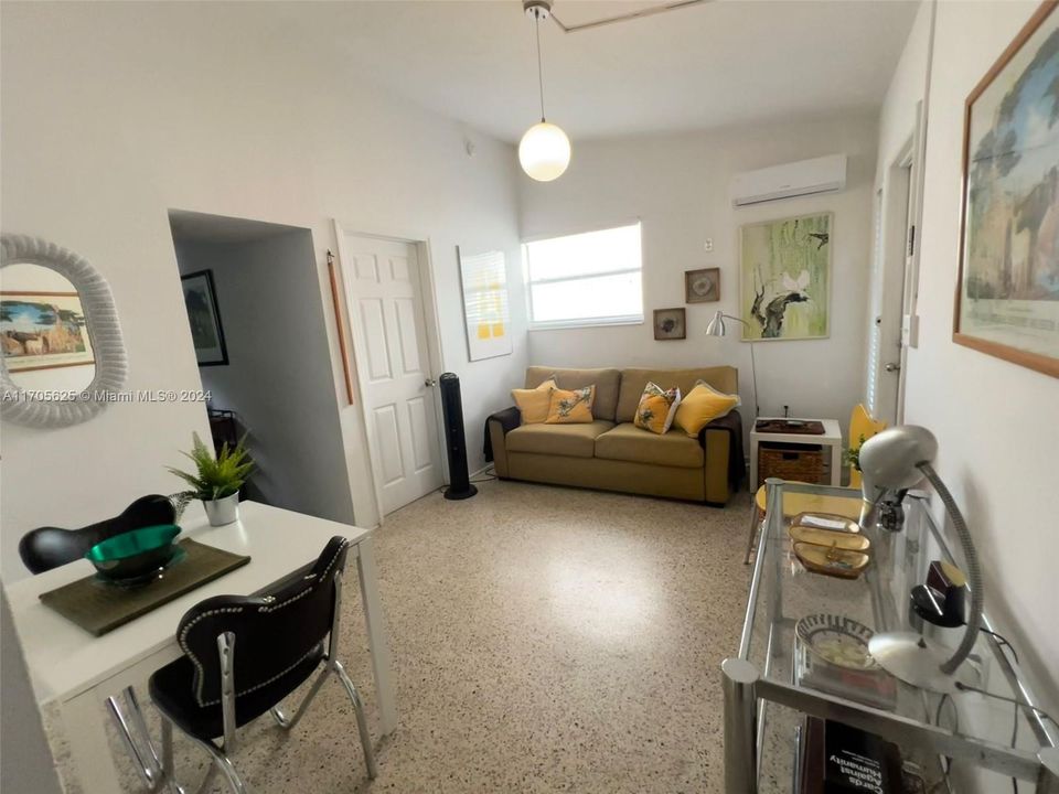 Active With Contract: $2,300 (2 beds, 1 baths, 1610 Square Feet)