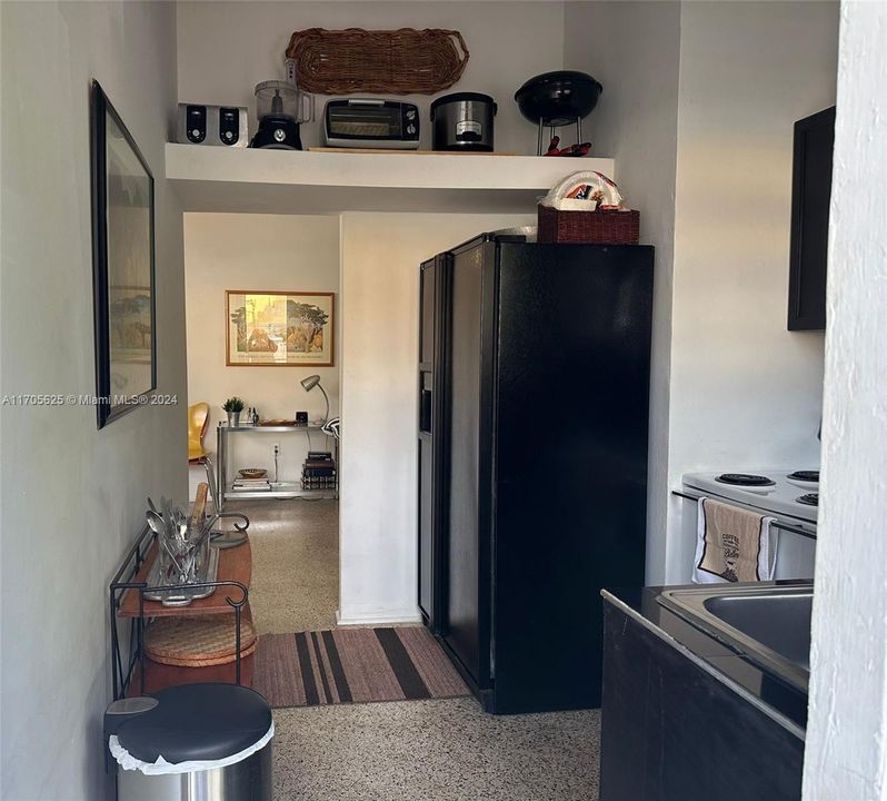 Active With Contract: $2,300 (2 beds, 1 baths, 1610 Square Feet)